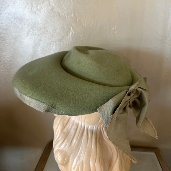 DELIGHTFUL 1940s\' SAGE GREEN FELT WIDE BRIM HAT WITH GROSGRAIN EDGING + BOW main image 6